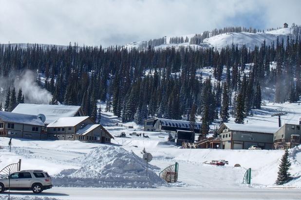 Cañones de nieve funcionando en Wolf Creek