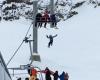 Un niño de once años colgado de un telesilla salta desde seis metros en Whistler