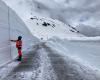 Los altos pasos de los Alpes empiezan a abrir entre muros de nieve y fuertes nevadas