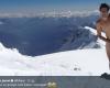 Kilian Jornet protesta desnudo en la cima del Mont Blanc