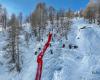 Los pisteros de Val d’Isère rellenan con palas algunas pistas cuando tienen 2 metros de nieve