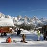 Aspecto de un refugio nevado en Alta Badia, Dolomitas