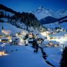 Vista nocturna de la bella población de Kaprun