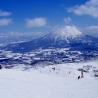 Esquiando en Niseko con vistas al Mt. Yotei