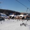 Día soleado de esquí en Wachusett Mountain