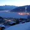 Vista nocturna de la bonita población de Zell amb See con su lago helado