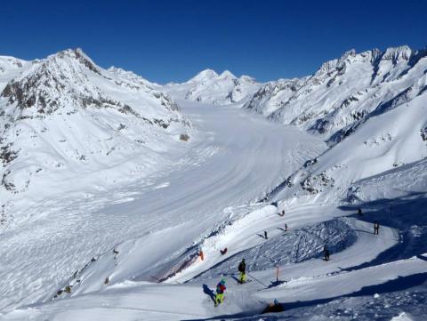 Aletscharena con el gran glaciar Aletsch al fondo