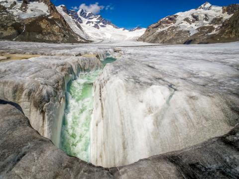 Ríos y cascadas sobe el propio glaciar