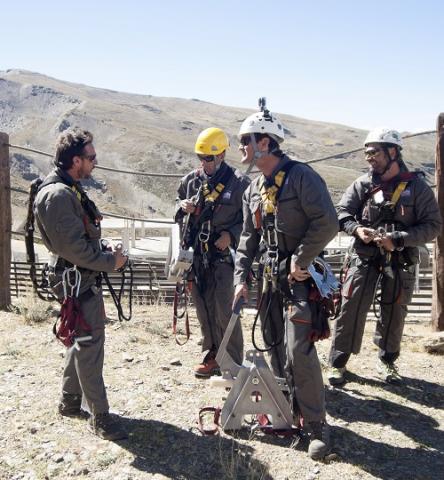 Pisteros de Sierra Nevada en un simulacro de evacuación de un telesilla