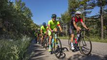 En las de montaña del Pirineo catalán, tras los esquís, las dos ruedas