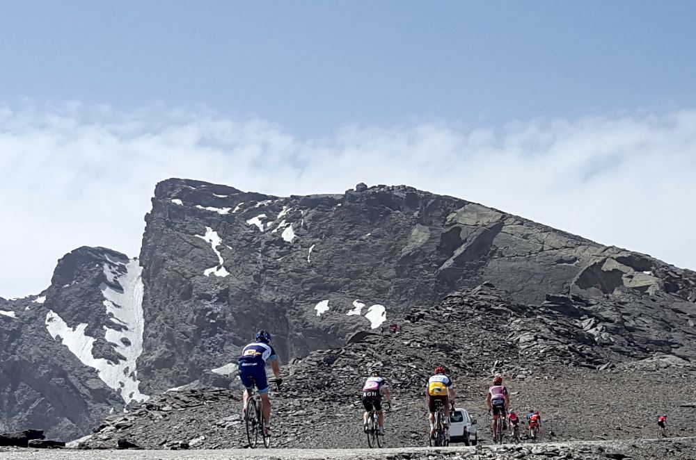 La Sierra Nevada Límite, con un millar de ciclistas, abre el calendario deportivo del verano