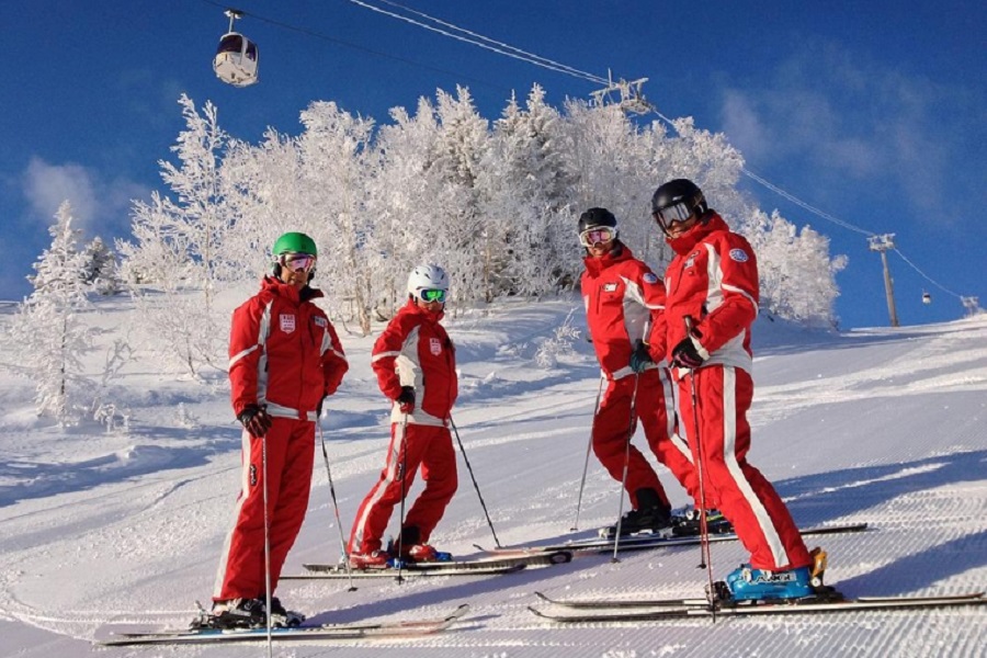 Las estaciones de Japón buscan a la desesperada profesores de esquí y snowboard