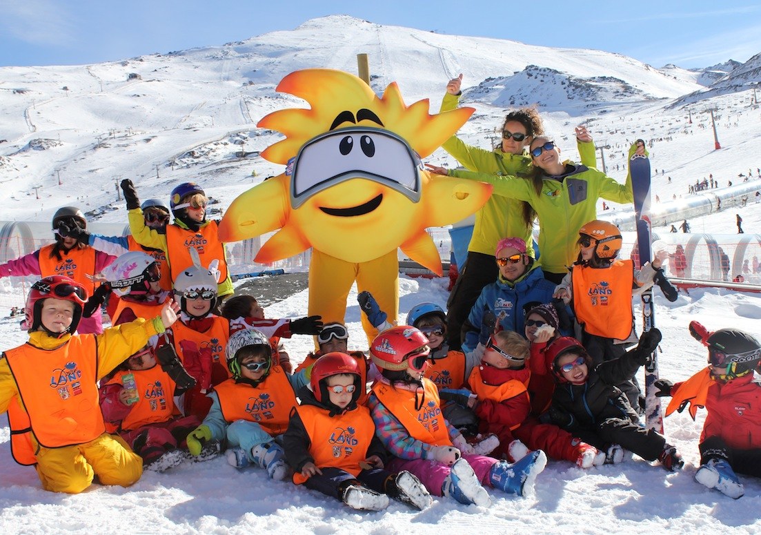 Suly, la nueva mascota de Sierra Nevada, presenta la programación de Navidad