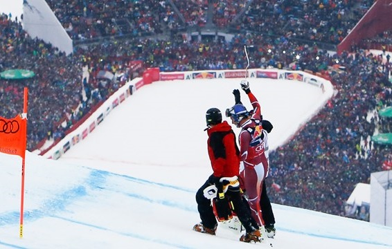 Svindal, acompañado después de su caída en la Hahnenkamm de ayer sábado. Imagen: FIS-Zoom