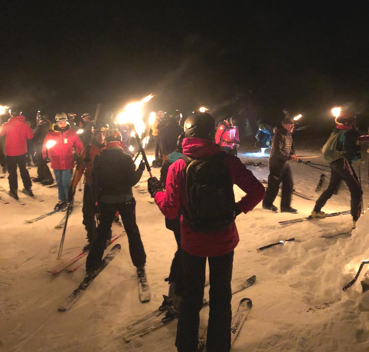 Tavascan celebra con una bajada de antorchas la despedida del año y la llegada de 2022