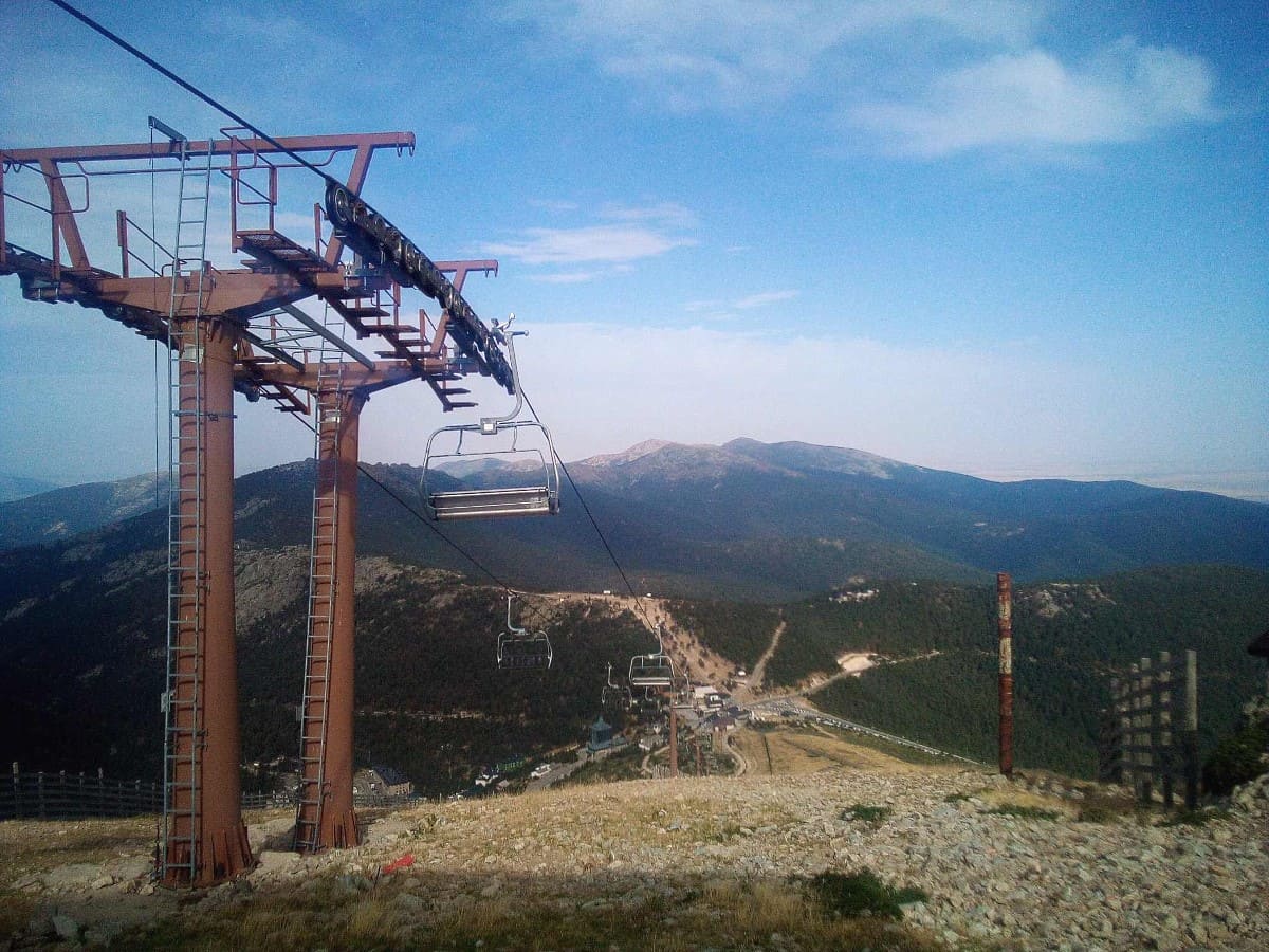 A la espera de si puede seguir esquiando, Navacerrada abre un telesilla en verano