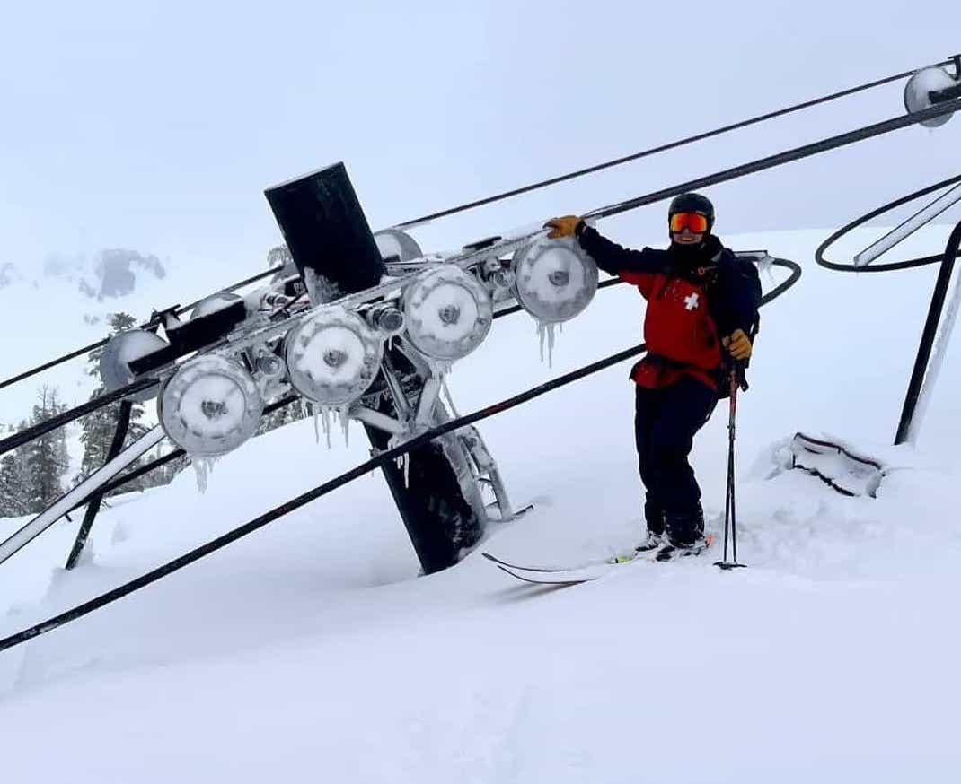 Las estaciones de esquí de California tienen que desenterrar los telesillas bajo la nieve