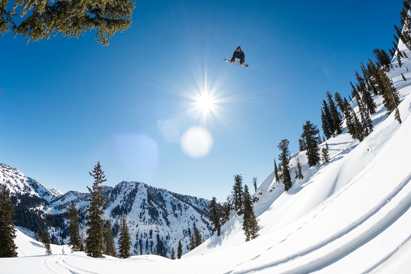 Travis Rice en Jackson Hole (Wyomin) en un pasaje de la película The Fourth Phase. Imagen de Tim Zimmerman (The Red Bull)