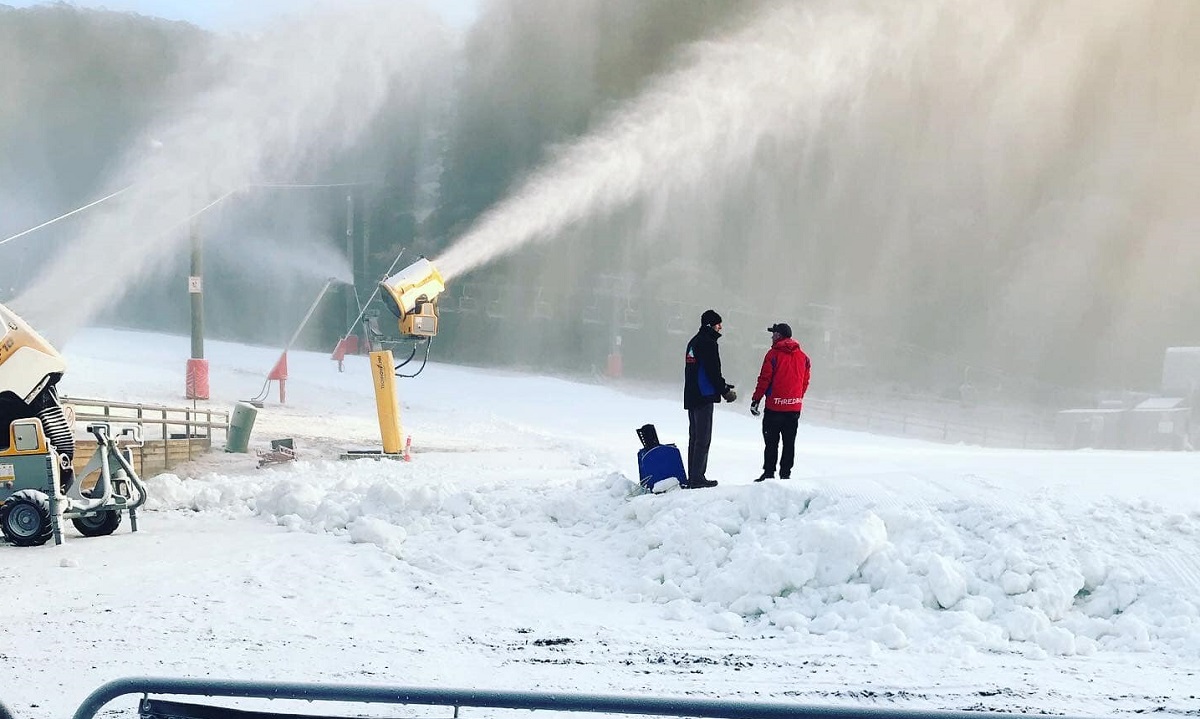 Primer día de esquí en Australia con forfaits agotados y la prohibición de lanzar bolas de nieve