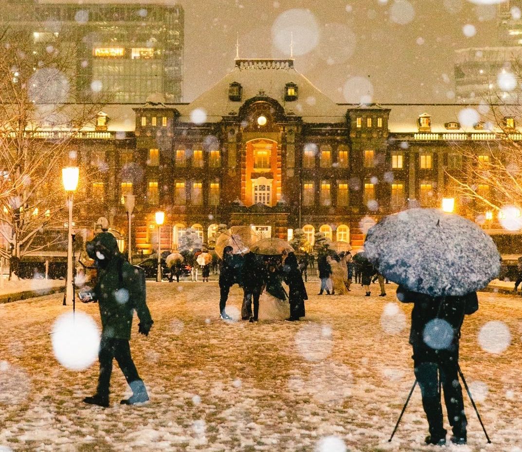 Una inusual nevada deja blanca toda la ciudad de Tokio