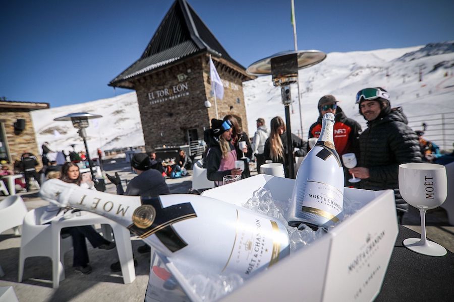 La terraza con calefacción donde se “cuece” el recreo del esquí en Sierra Nevada