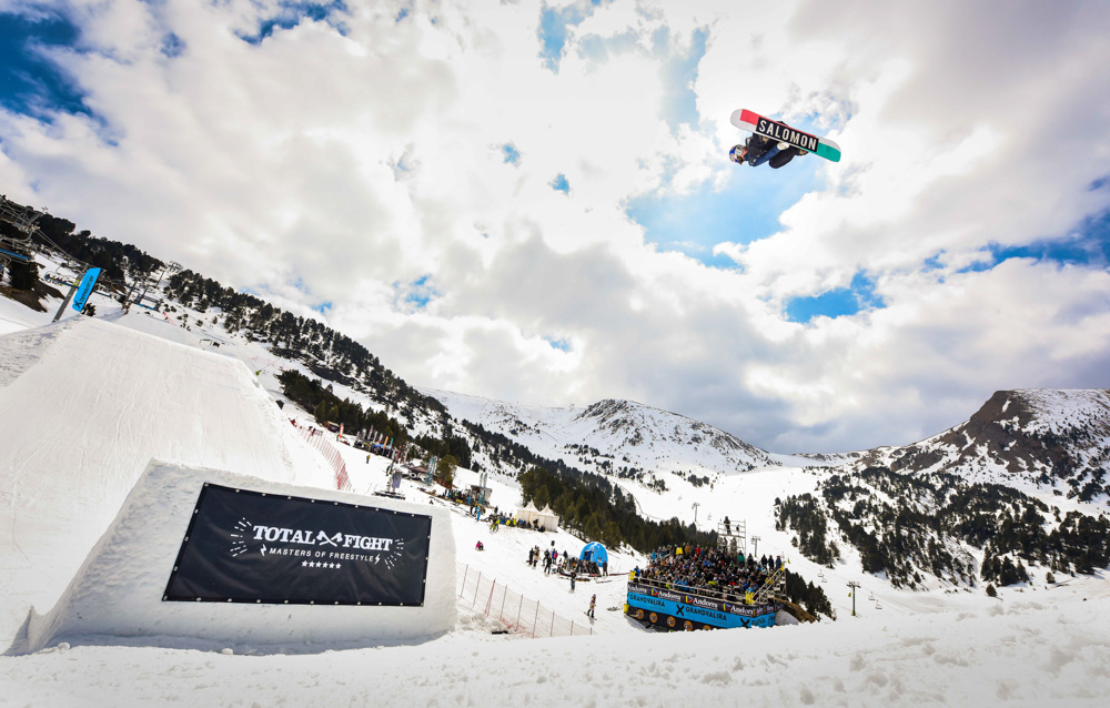 Judd Henkes y Yuka Fujimori lideran la sesión de clasificación del Grandvalira Total Fight snowboard