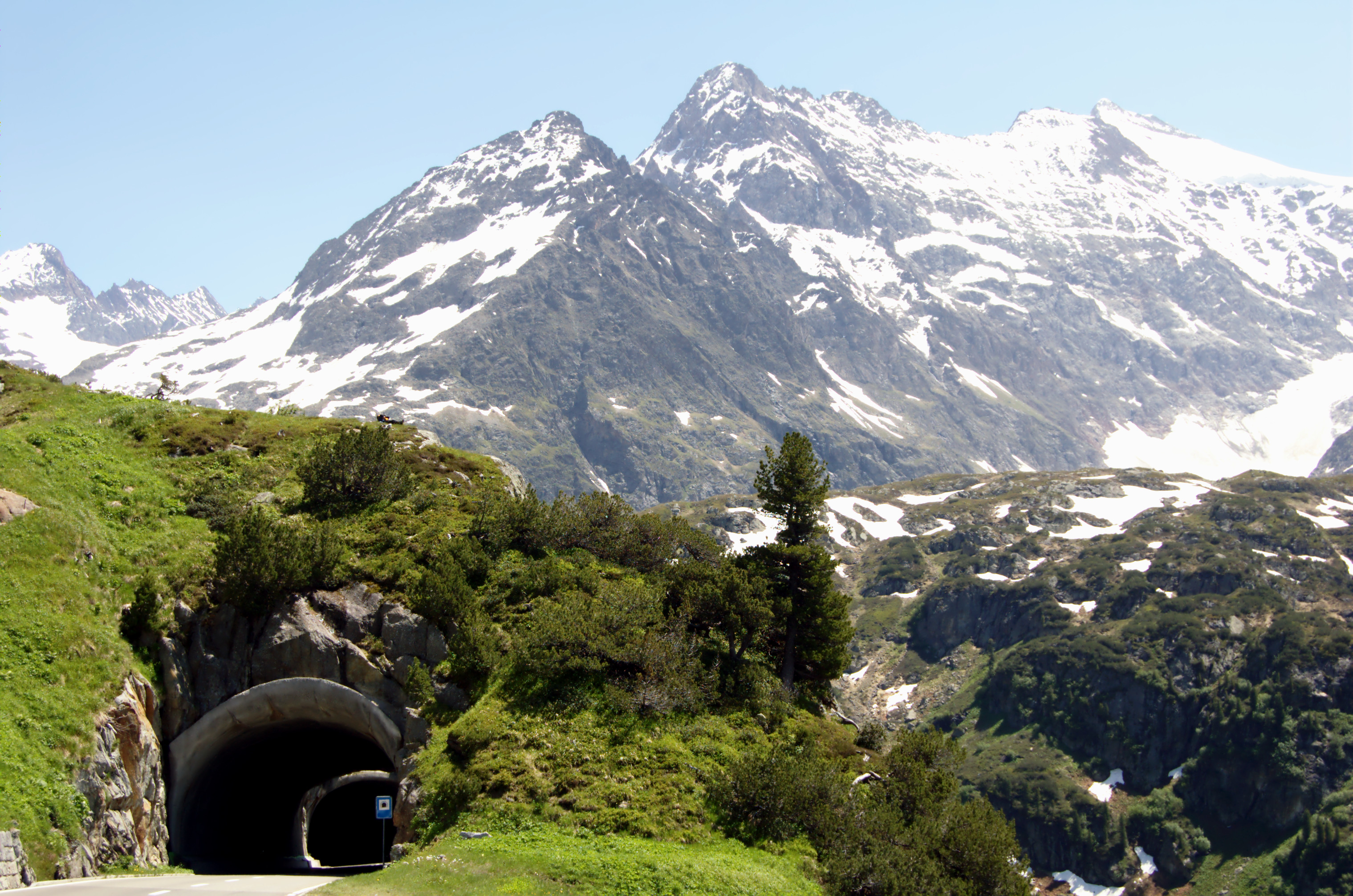 cascada sobre tunel