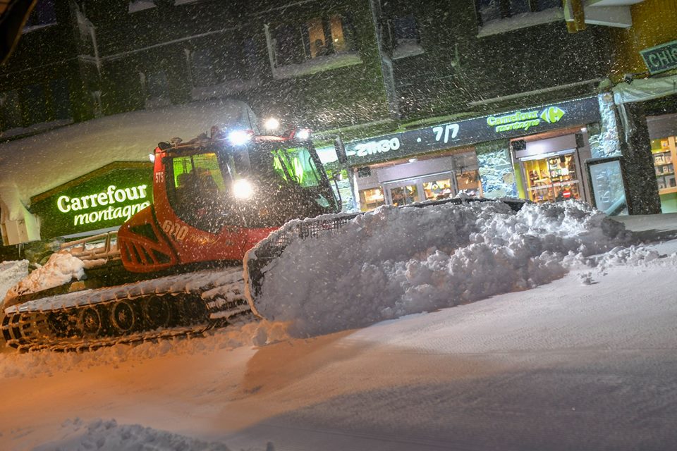 Los Alpes franceses en alerta máxima, grandes nevadas obligan a cerrar estaciones y confinar a la gente 