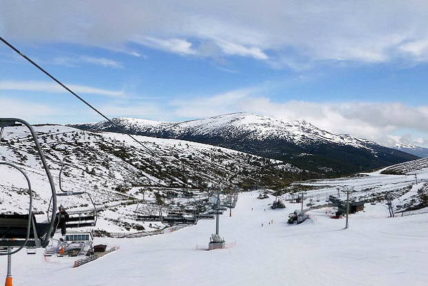 Al norte se disfruta de la presencia de Peñalara, la montaña más alta de la Sierra del Guadarrama (2428 m)