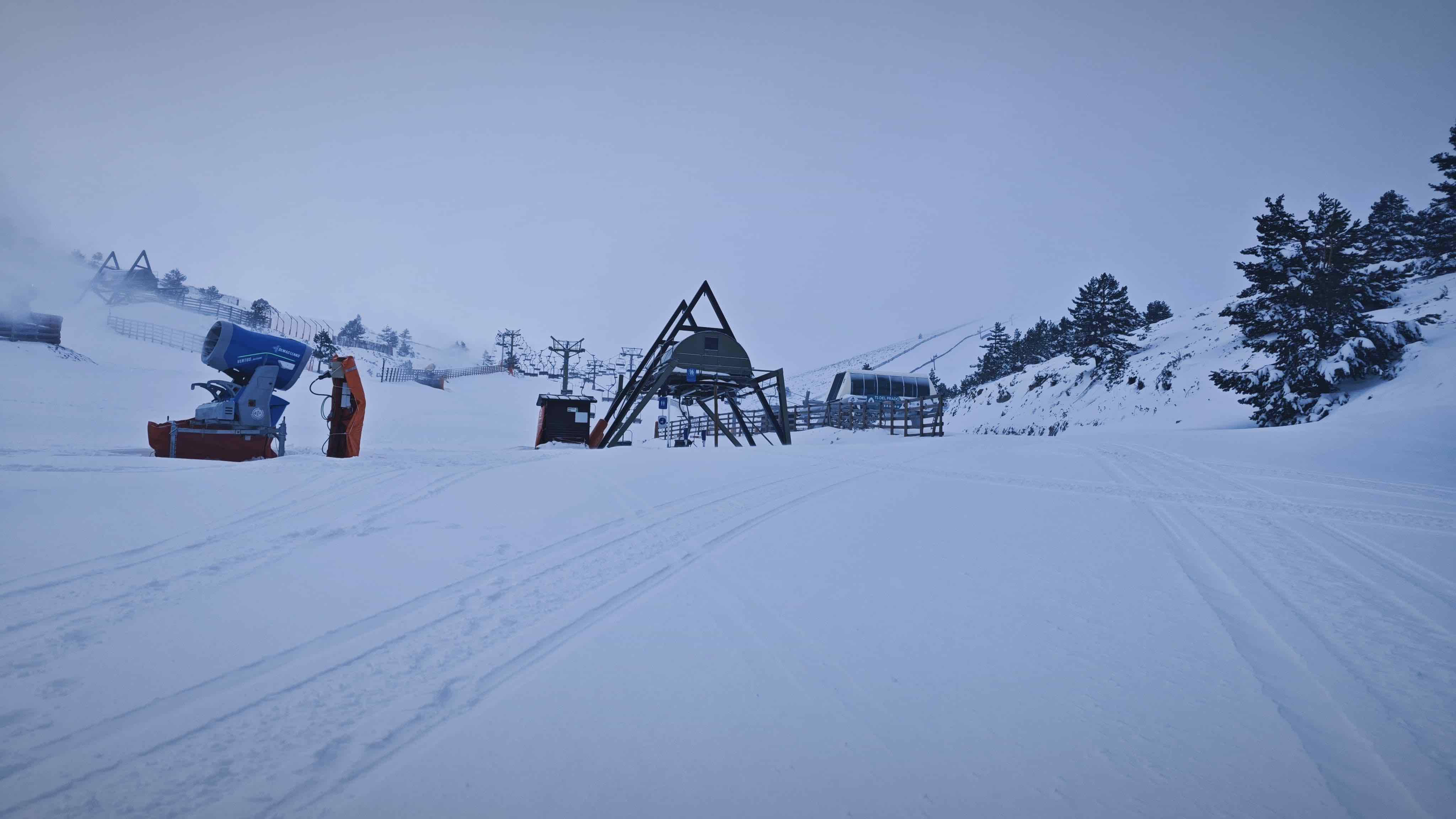 Valdesquí reabre para esquiar este martes con hasta medio metro de nieve nueva