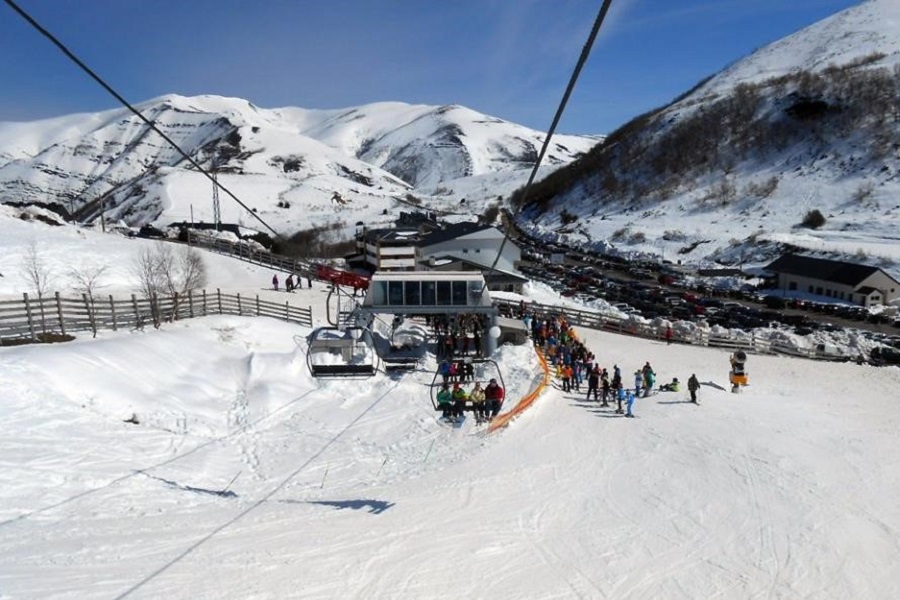 Hasta 10.000 esquiadores se presentan en las pistas asturianas de Valgrande-Pajares y Fuentes de Invierno