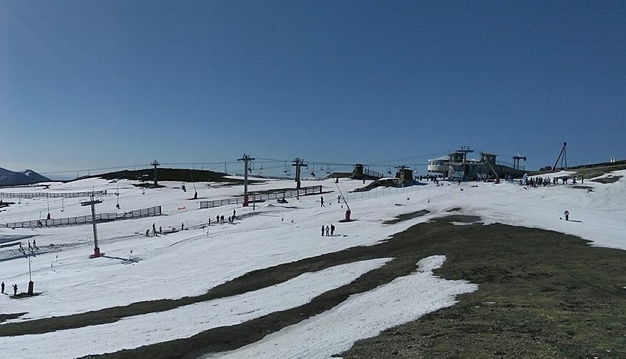 Pajares y Fuentes de Invierno echan el cierre antes de Semana Santa por falta de nieve