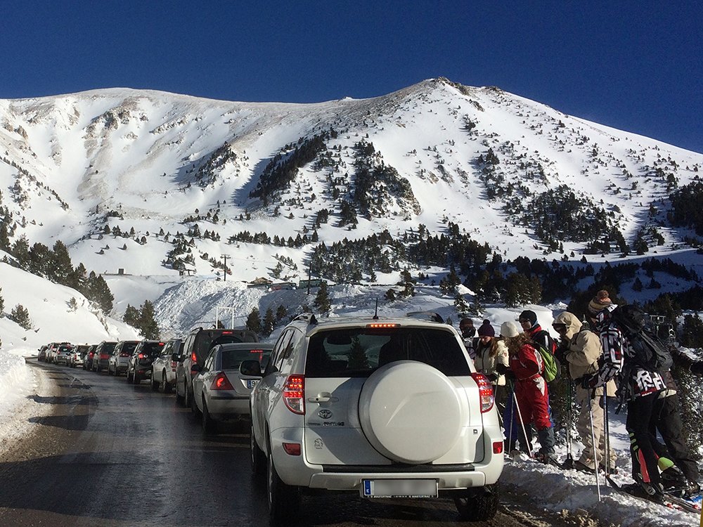 Vallter cierra unas pocas horas los accesos por la alta afluencia de esquiadores