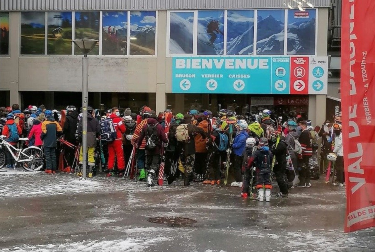 Verbier corrige las largas colas que se formaron el día de apertura de las estaciones de esquí suizas