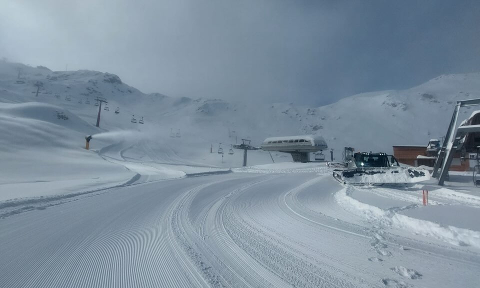 Las fuertes nevadas adelantan la temporada de esquí en los Alpes suizos