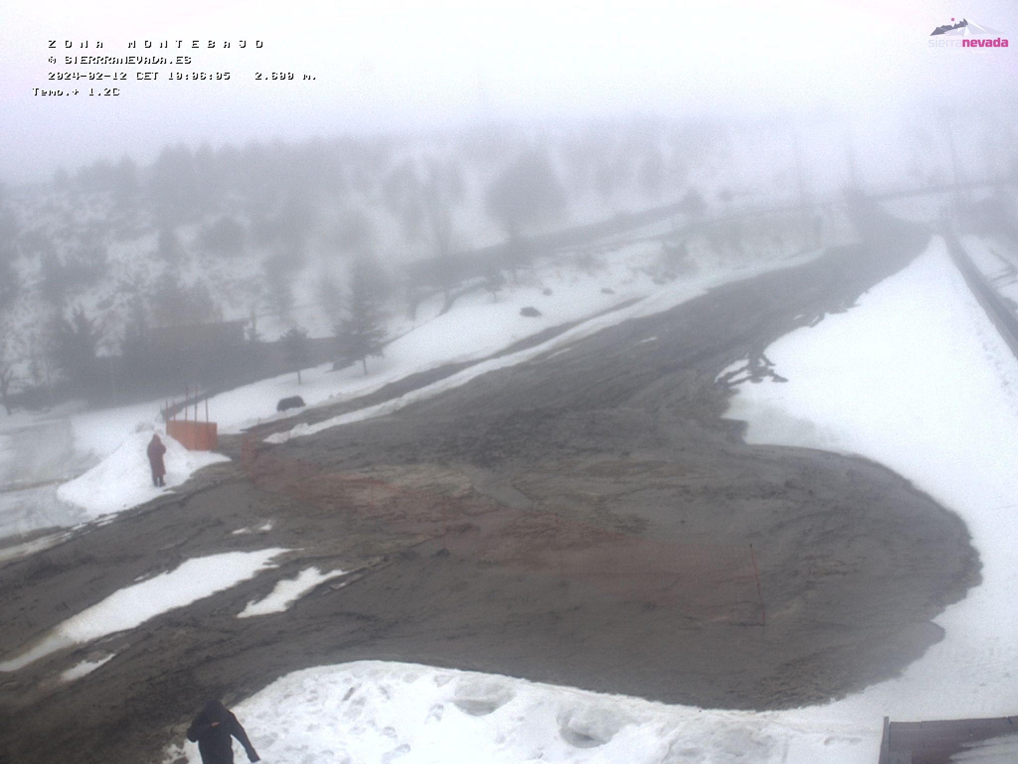 Una corriente de agua, nieve y barro inunda varias pistas de Sierra Nevada