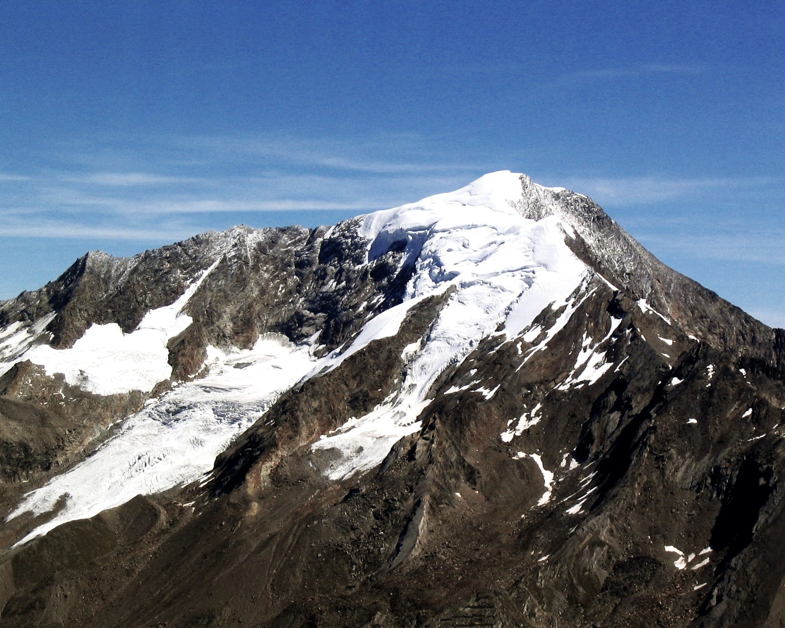 Un montañero español muere en un glaciar de los Alpes suizos a causa de un desprendimiento desprendimiento de hielo