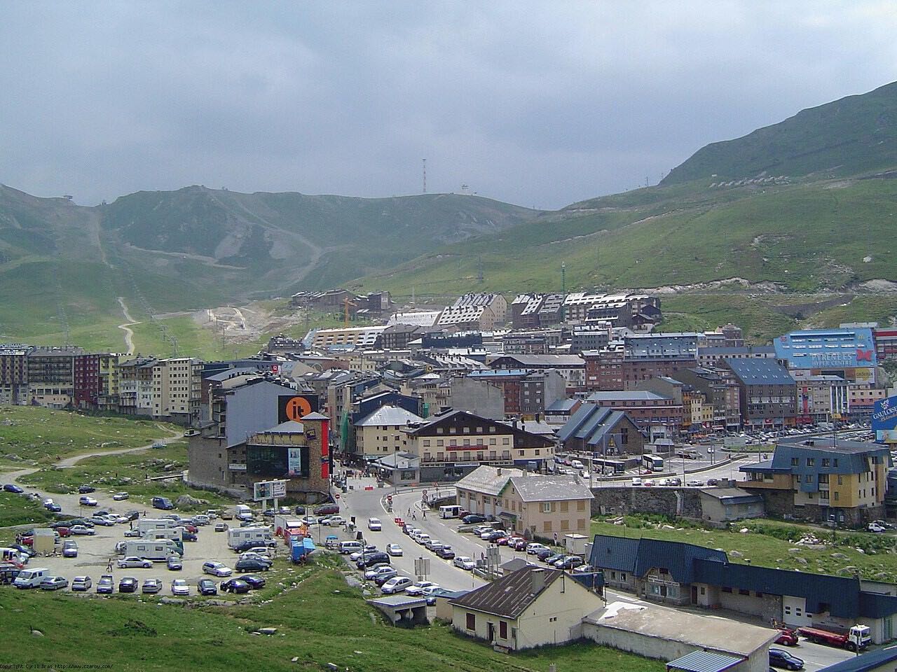 ¿Qué hacen decenas de coches abandonados en las fronteras de Andorra?