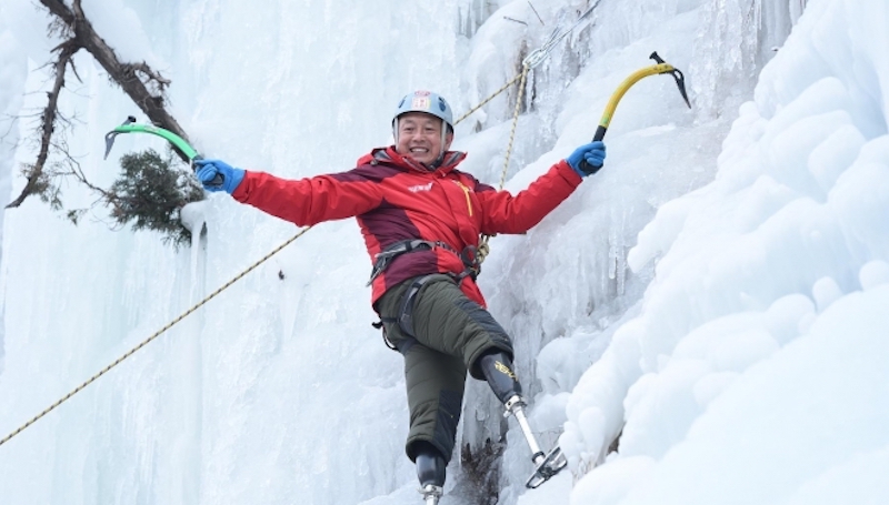 Un alpinista chino amputado de las dos piernas y con 70 años, al asalto del Everest por quinta vez 