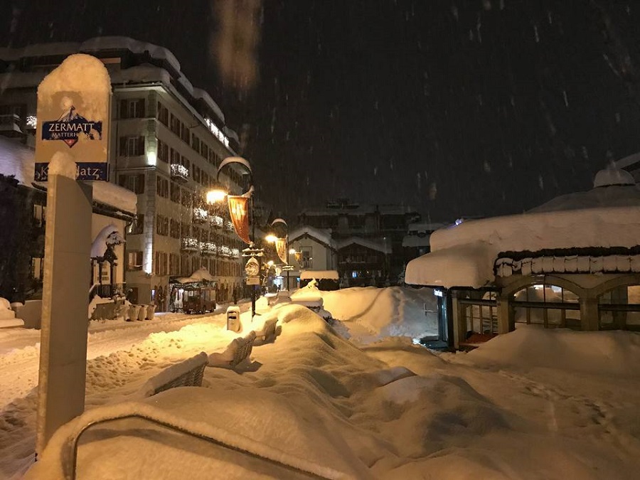 Las últimas nevadas vuelven a dejar a Zermatt aislada y sólo accesible por aire