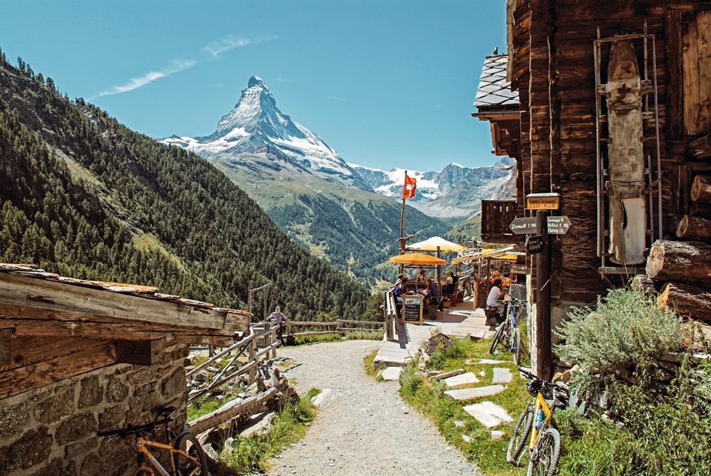 Zermatt quiere cobrar 13 euros a excursionistas y esquiadores de día para reducir el "sobreturismo" 