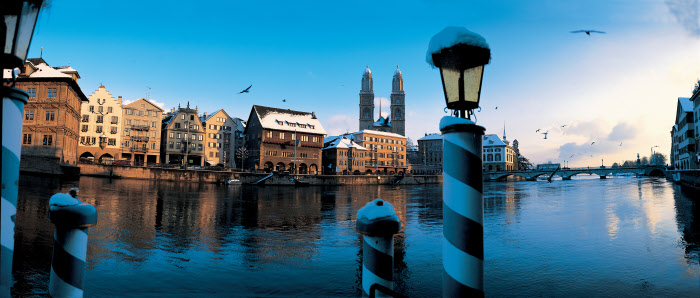 Zurich, ambiente invernal desde el río Limmat (Limago) en su desembocadura en el lago Zurich. Foto. Christof Sonderegger Copyright by Switzerland Tourism