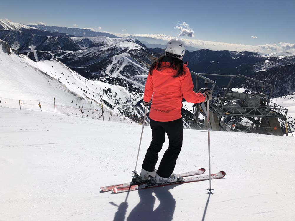 Arinsal-esquiadora-vista-pal-ivan-sanz