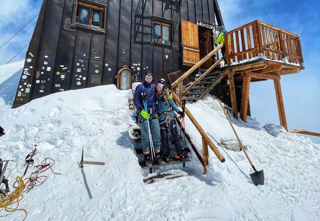 Mueren entrelazados un campeón mundial de esquí y su novia al "caer al vacío" mientras escalaban
