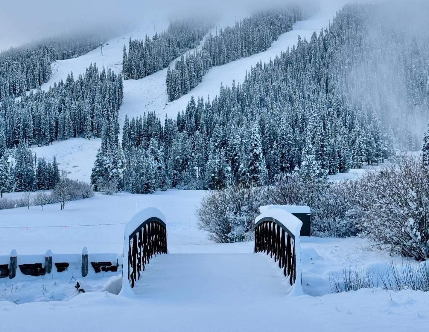 La temporada de esquí en Colorado empieza en medio de una tormenta de nieve