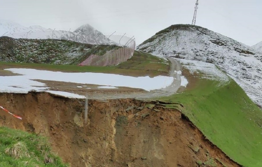 Un gran deslizamiento de tierra a causa de la lluvia destruye una pista de esquí en Italia