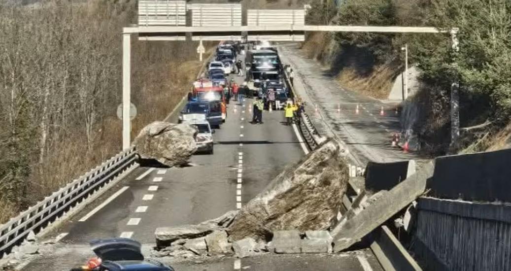 Caos en los Alpes por una roca que bloquea el acceso a las estaciones en plena temporada alta