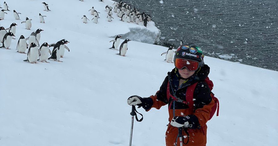 Un niño de 8 años de Colorado rompe récord mundial al esquiar en los siete continentes