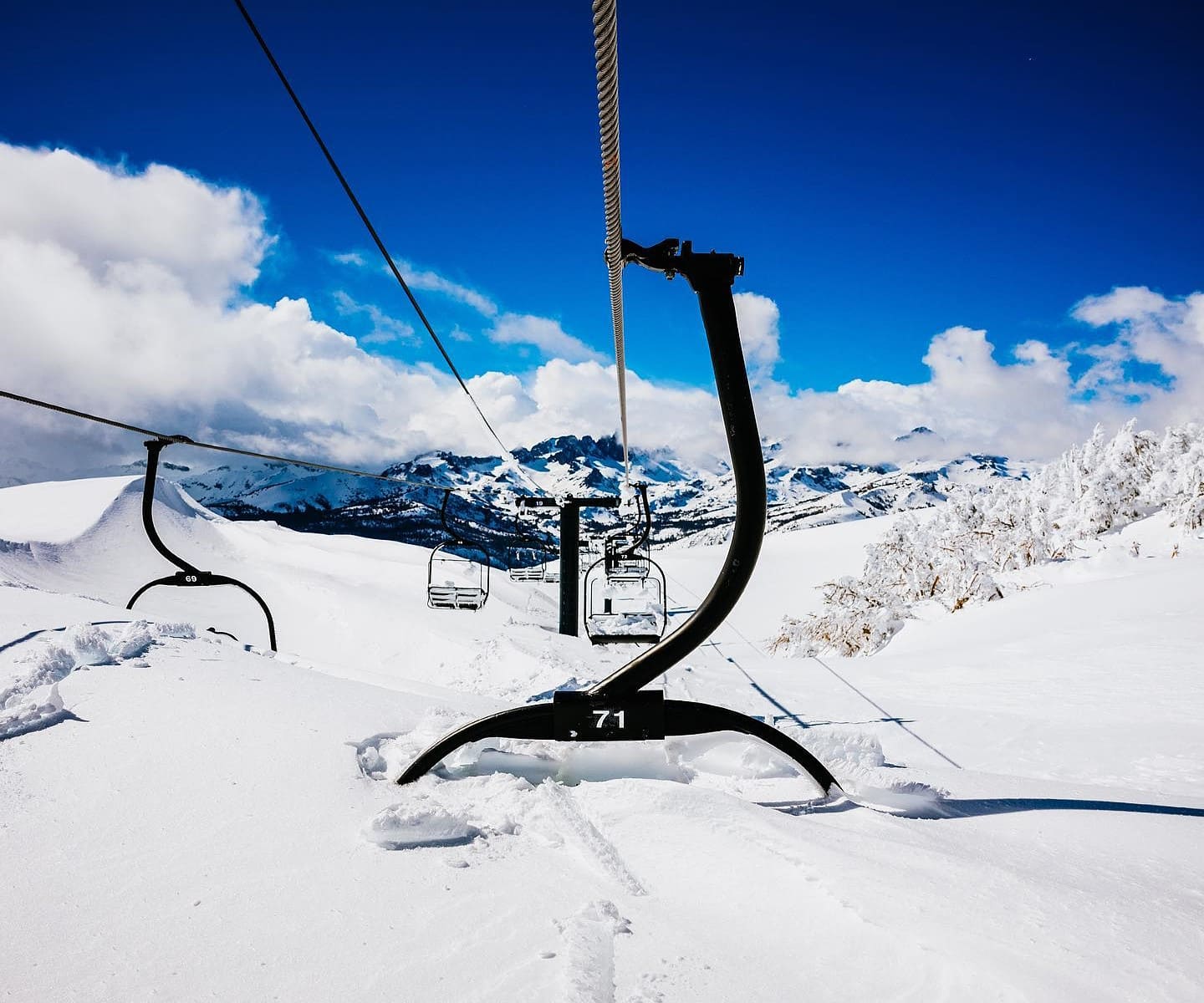 Mammoth Mountain sobrepasa los 20 metros de nieve acumulada total en su cima