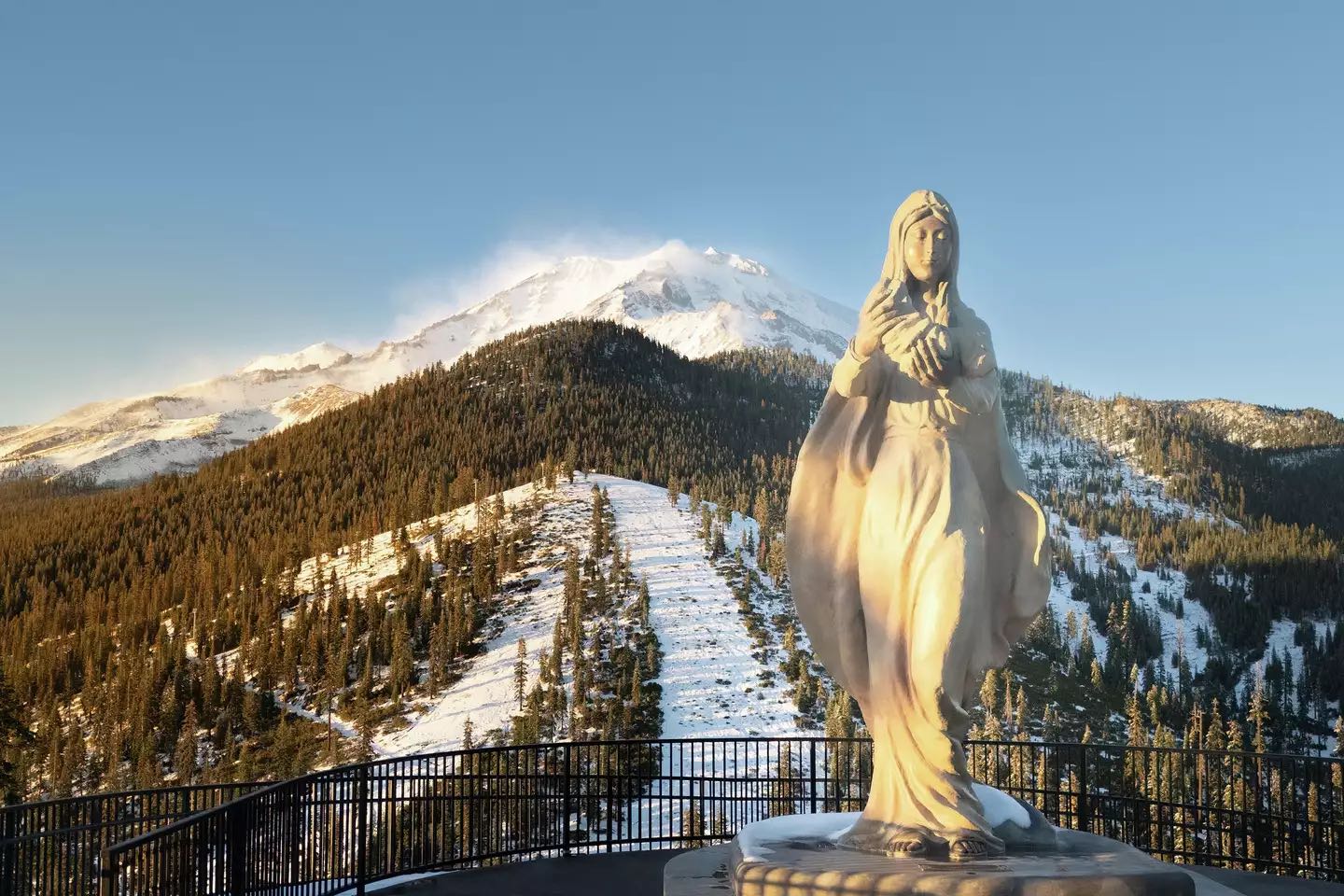 Mt. Shasta levanta una polémica una estatua de la Virgen María de 6 metros en la estación de esquí